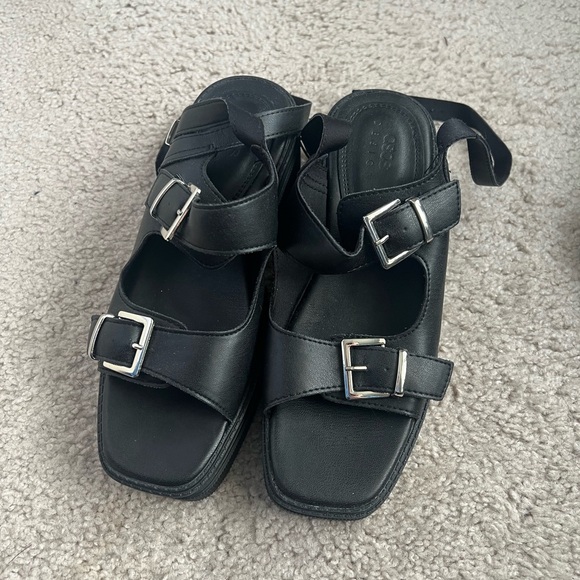 ASOS DESIGN Chunky Mid Heel Sandals in Black - Picture 2 of 8